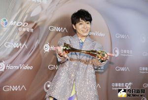 金曲34／青峰奪最佳專輯！調侃陳君豪露美胸：謝謝影響我的每個人
