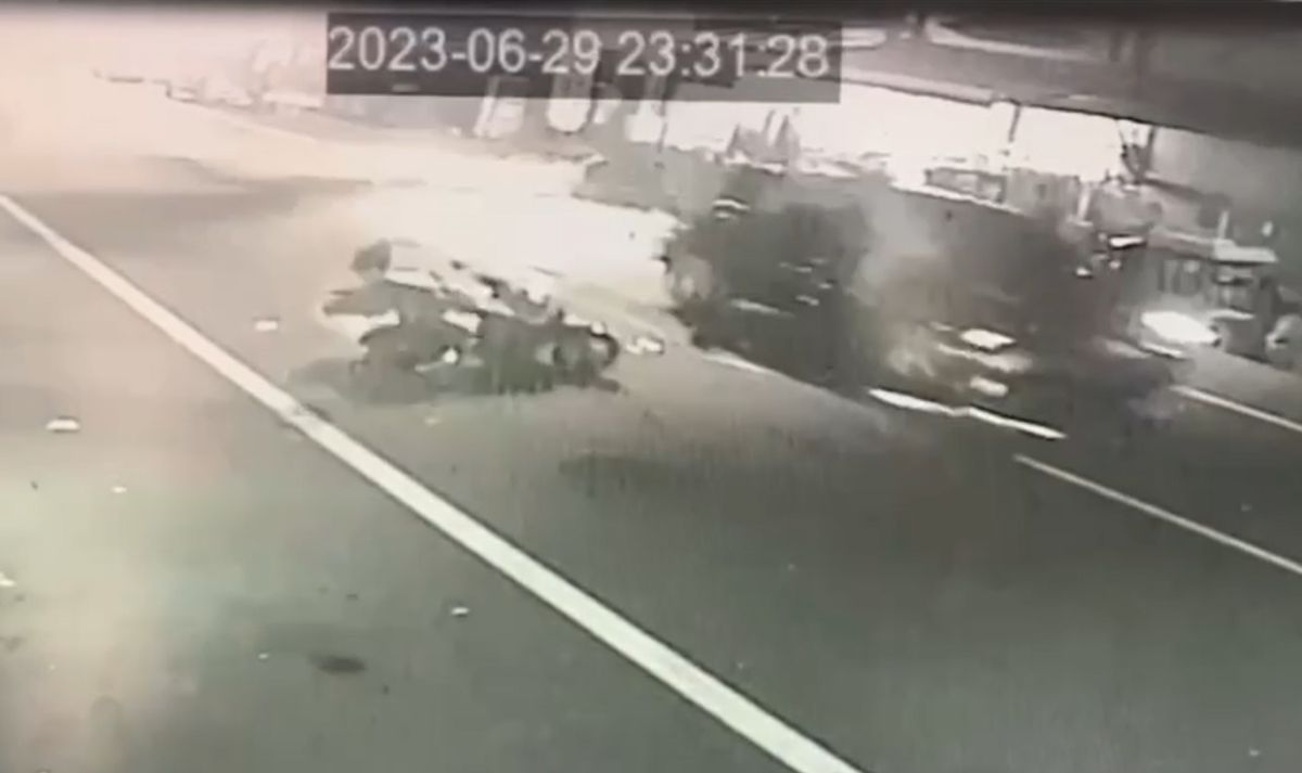 ▲屏東內埔2男疑因糾紛遭報復，被自小客車衝撞彈飛，警方擴大偵辦中。（圖／翻攝畫面）  