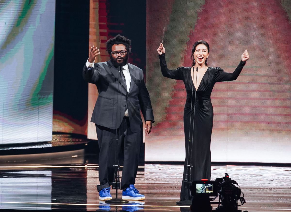 ▲艾怡良（右）頒發「最佳單曲製作人」時頒錯得獎者，引來罵聲，文化部長史哲發文為艾怡良打氣。（圖 ／台視提供）