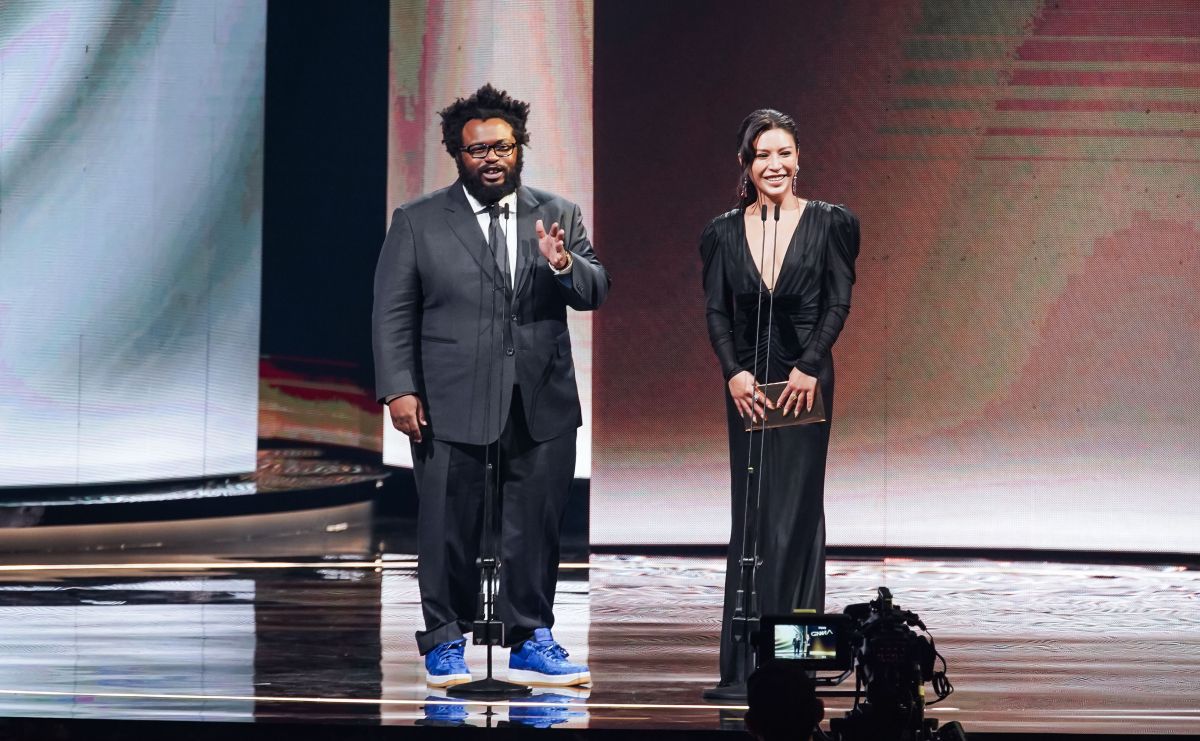 ▲艾怡良（右）頒「最佳單曲製作人獎」大出包，竟然看成「陳建...」，導致入圍者陳建瑋上來致詞到一半空歡喜，現場超級尷尬。左為美國歌手James Fauntleroy。（圖／台視提供）