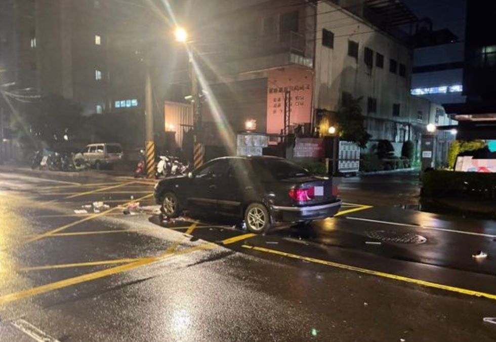 ▲賈姓女子疑未依規定走行人穿越道，直接穿越槽化線過馬路，遭自小客車撞飛，又遭對向車來車輾過，送醫搶救不治，詳細事故原因及肇事責任，還有待警方進一步釐清。（圖／翻攝畫面）  