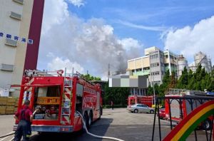 楊梅工廠發生大火！4樓延燒到6樓、1人脫困　黑煙竄天警消灌救中
