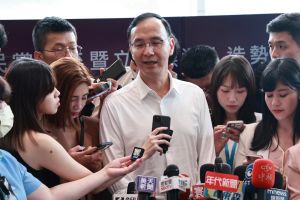 侯友宜昨合體韓國瑜「偷拉近椅子」？朱立倫：見縫插針大可不必
