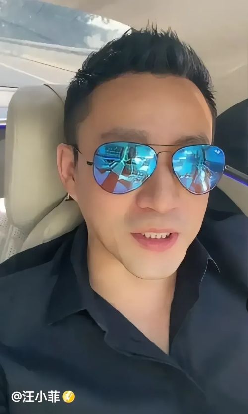 ▲汪小菲在車內直播，透露要帶家人回北京過暑假是光宗耀祖的事。（圖／翻攝自汪小菲抖音）