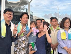 ▲高雄市政府海洋局舉辦2023高雄海洋派對及愛河灣水樂園活動，副總統賴清德到場致意，並與民眾同樂。(圖／記者黃守作攝，2023.07.01)