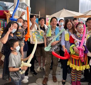 ▲高雄市政府海洋局舉辦2023高雄海洋派對及愛河灣水樂園活動,副總統賴清德到場致意,並與民眾同樂。(圖/記者黃守作攝,2023.07.01) ▲高雄市政府海洋局舉辦2023高雄海洋派對及愛河灣水樂園活動,副總統賴清德到場致意,並與民眾同樂。(圖/記者黃守作攝,2023.07.01)