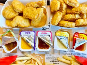 ▲麥當勞麥克雞塊5大沾醬，由左至右：糖醋醬、肯瓊醬、甜辣醬、蜂蜜芥末醬、泰式香辣醬。（圖／記者蕭涵云攝）