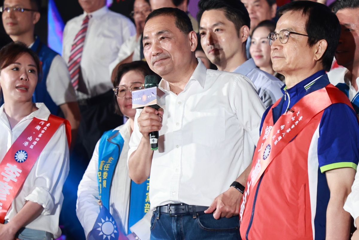 ▲侯友宜昨與韓國瑜同框被媒體捕捉到偷拉椅子引發揣設，侯友宜今受訪直言「太會想像」，並稱他跟韓國瑜本就熟識，背對講台椅子挪移也很正常。（圖／記者葉政勳攝，2023.07.02）