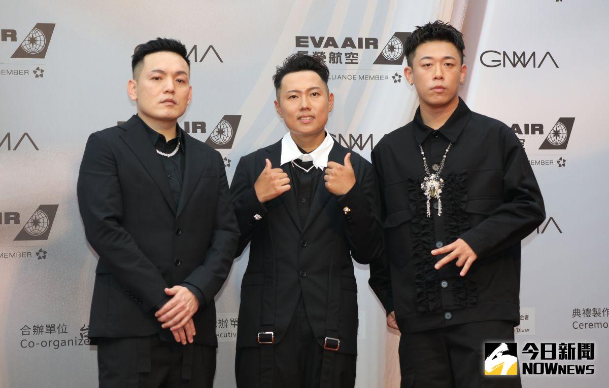 ▲玖壹壹春風（左）曝光得知沒有獲獎瞬間，團員健志（右）的反應，讓他心酸。（圖／NOWnews攝影中心）