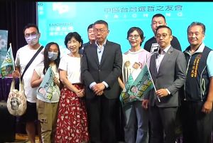 中區選哲之友會成立 柯文哲:政府失能、台灣需要新的政治文化 ▲支持者與柯文哲夫婦開心合照。(圖/記者顏幸如攝,2023.07.02)