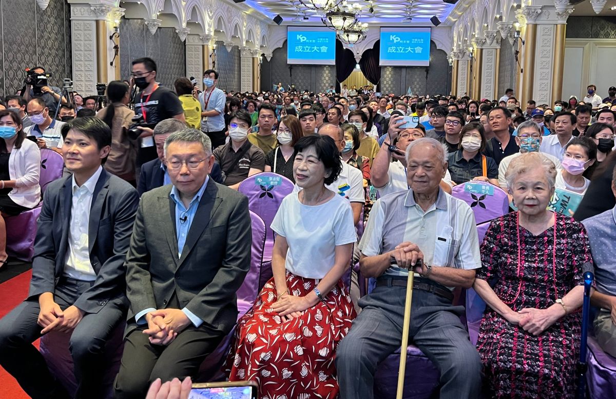 ▲中區選哲之友會由許瑞宏（左一）擔任會長，柯文哲父母、妻子全都到齊。（圖／記者顏幸如攝，2023.07.02）