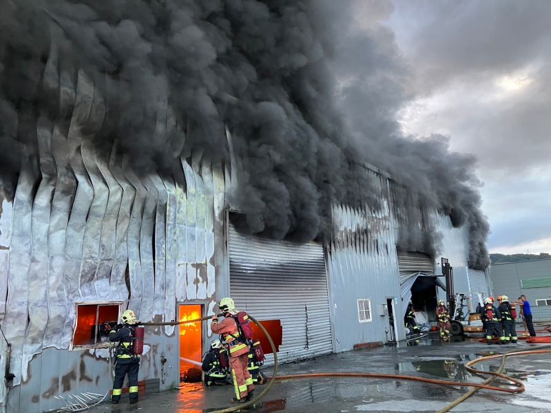 ▲ 新北五股工廠火警，現場燃燒逾100平方公尺。（圖／翻攝畫面）