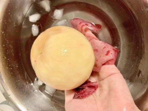 ▲想要將水蜜桃完美去皮,就要利用熱漲冷縮的原理。(圖/Twitter@mizuki32k) ▲想要將水蜜桃完美去皮,就要利用熱漲冷縮的原理。(圖/Twitter@mizuki32k)