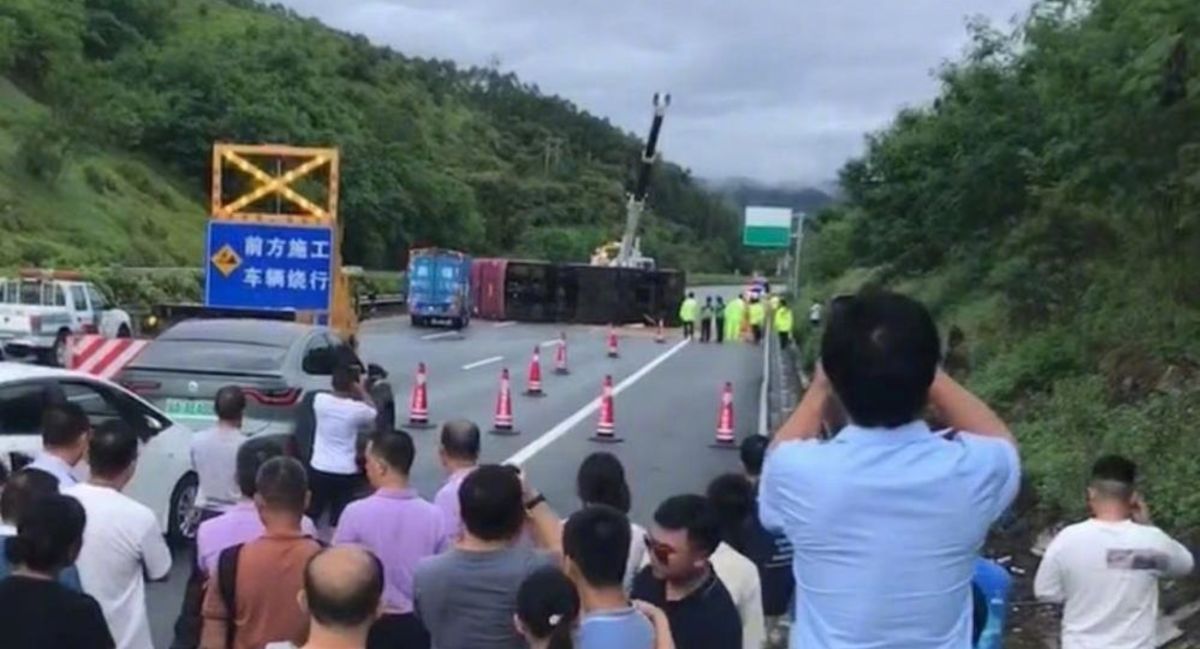 ▲中國廣東省汕湛高速河源市紫金縣路段，2日下午發生雙層長途巴士側翻事故。（圖／翻攝自上游新聞）