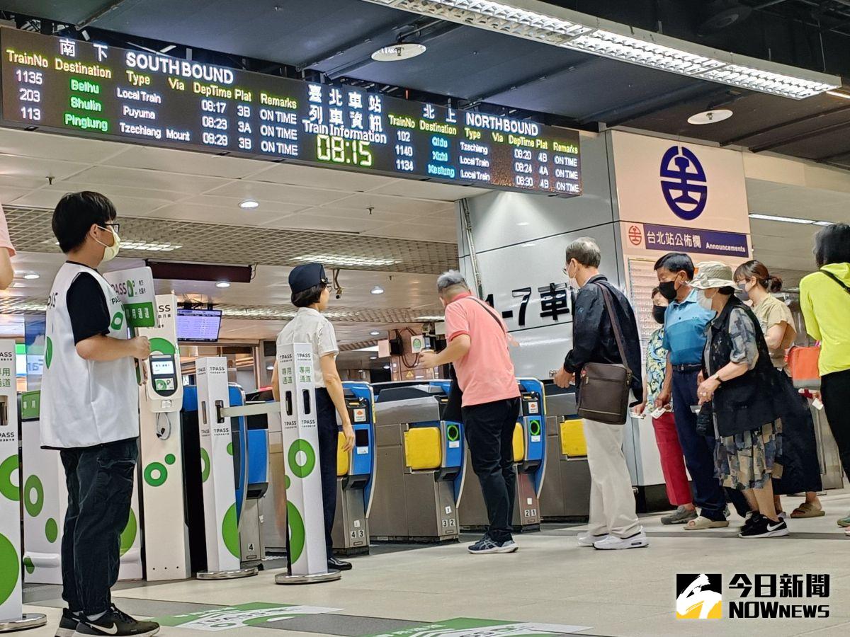 ▲為慶賀台鐵局轉型公司，各大車站商場推出慶祝活動共襄盛舉。。（圖／記者許若茵攝，2023.07.03）