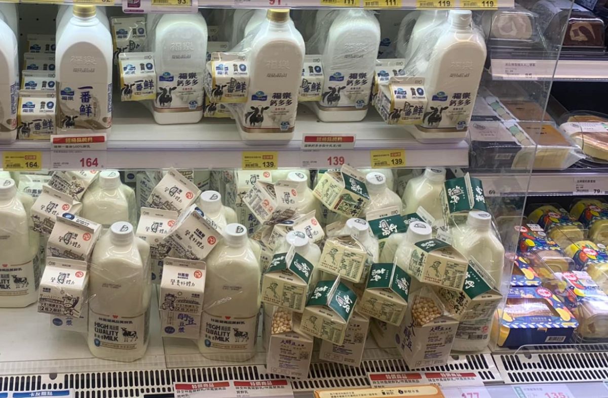 ▲全聯牛奶最近些許門市大特價，繼義美買1送12後，林鳳營、萬丹的牛奶贈品也黏好黏滿吸引買氣。（圖/我愛全聯好物老實說）
