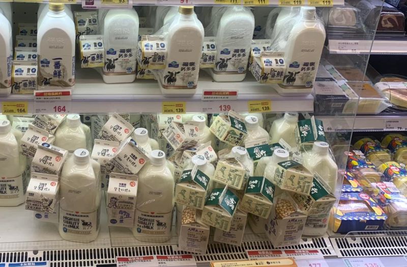▲全聯牛奶最近些許門市大特價，繼義美買1送12後，林鳳營、萬丹的牛奶贈品也黏好黏滿吸引買氣。（圖/我愛全聯好物老實說）