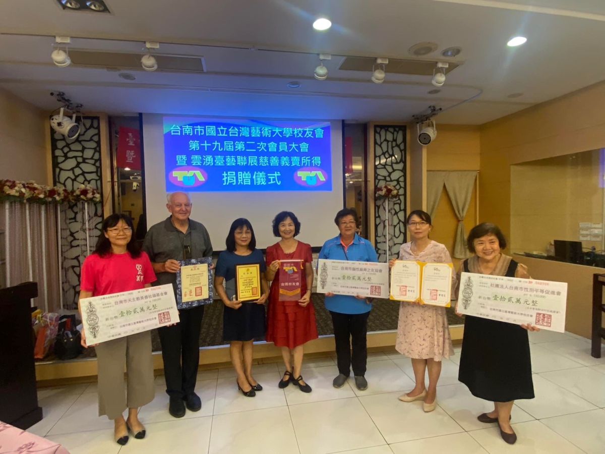 ▲台藝大南市校友會理事長沈千暉(中)與天主教美善社會福利基金會神父吳道遠(左二)、南市腦性麻痺之友協會理事長郭美慧(右三)與南市性別平等促進會常務監事陳琪苗(左三)合影（圖／記者林怡孜攝，2023,07,02）