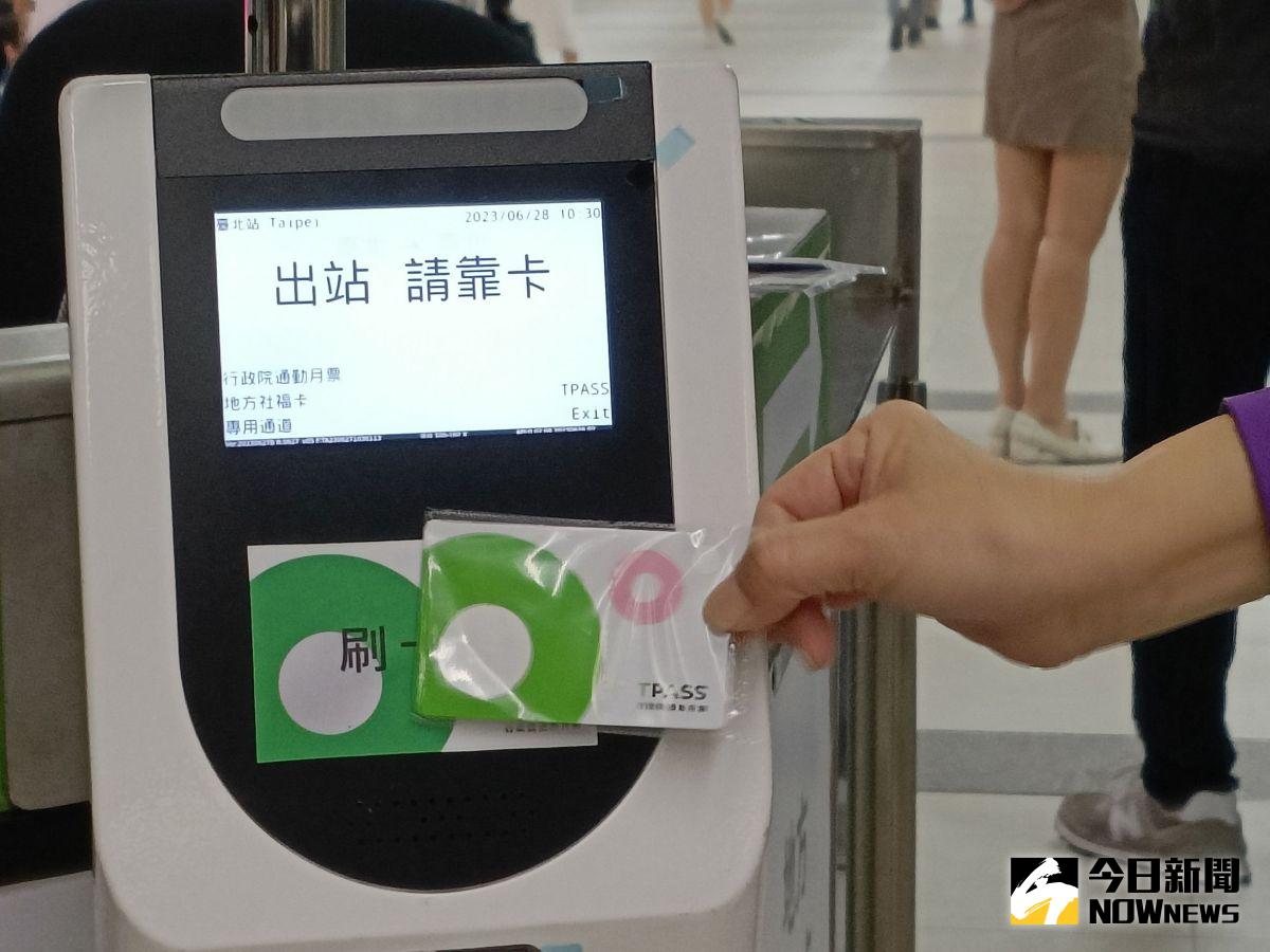 ▲行政院通勤月票1日上路，並無出現旅客壅塞情形。（圖／記者許若茵攝）