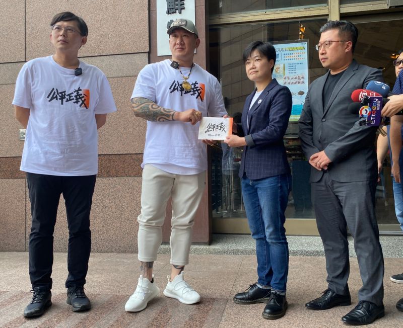 ▲黃國昌與「館長」陳之漢到民進黨送邀請函,希望主席賴清德當天出席凱道活動。(圖/記者陳威叡攝,2023.07.03)