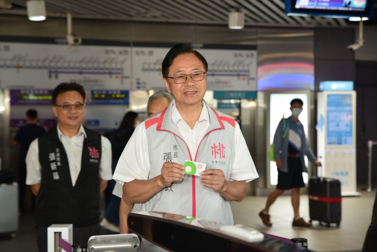 ▲張善政今天特別走1200 基北北桃定期票專用通道進站，親自操作票卡測試系統穩定性，還和進出站的乘客打招呼。（圖／桃園市政府提供）