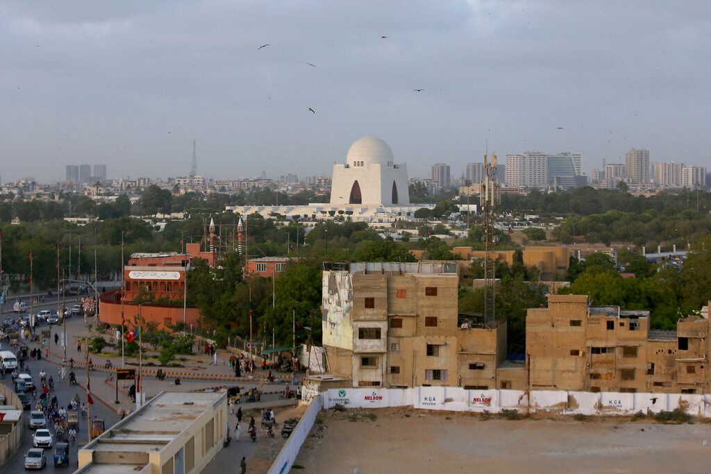 ▲ 巴基斯坦境內的俾路支解放軍宣稱，俾路支解放軍武裝人員今天襲擊一支載有中國工程師的車隊，這支車隊正前往巴基斯坦西南部由北京當局出資營運的瓜達爾港（Gwadar Port）。圖為巴基斯坦南部港市喀拉蚩。（圖／美聯社／達志影像）