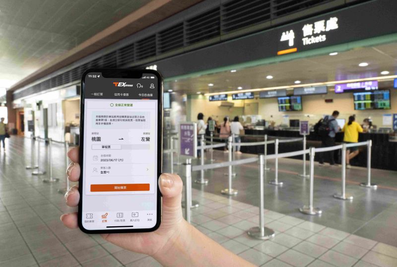 ▲在台灣高鐵售票窗口、自動售票機或進站閘門等區域，開啟藍牙功能，可快速啟動T-EX行動購票App自由座購票新功能。（圖／高鐵提供）