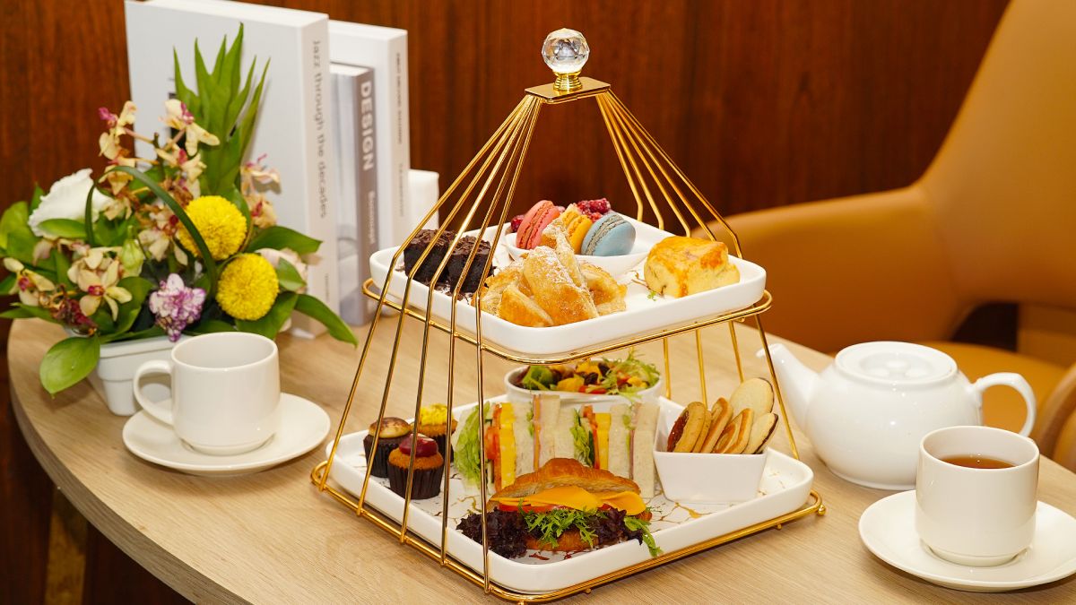 ▲艾捷天麗大飯店大廳旁的用餐空間「NORDIC CAFÉ」，以北歐風情揉合南洋實木裝潢，呈現異國氛圍，早上是提供住客們迎接一天到來的早餐Buffet空間，中西式餐點精緻多元，屢屢獲得顧客一致好評。(圖/品牌提供)