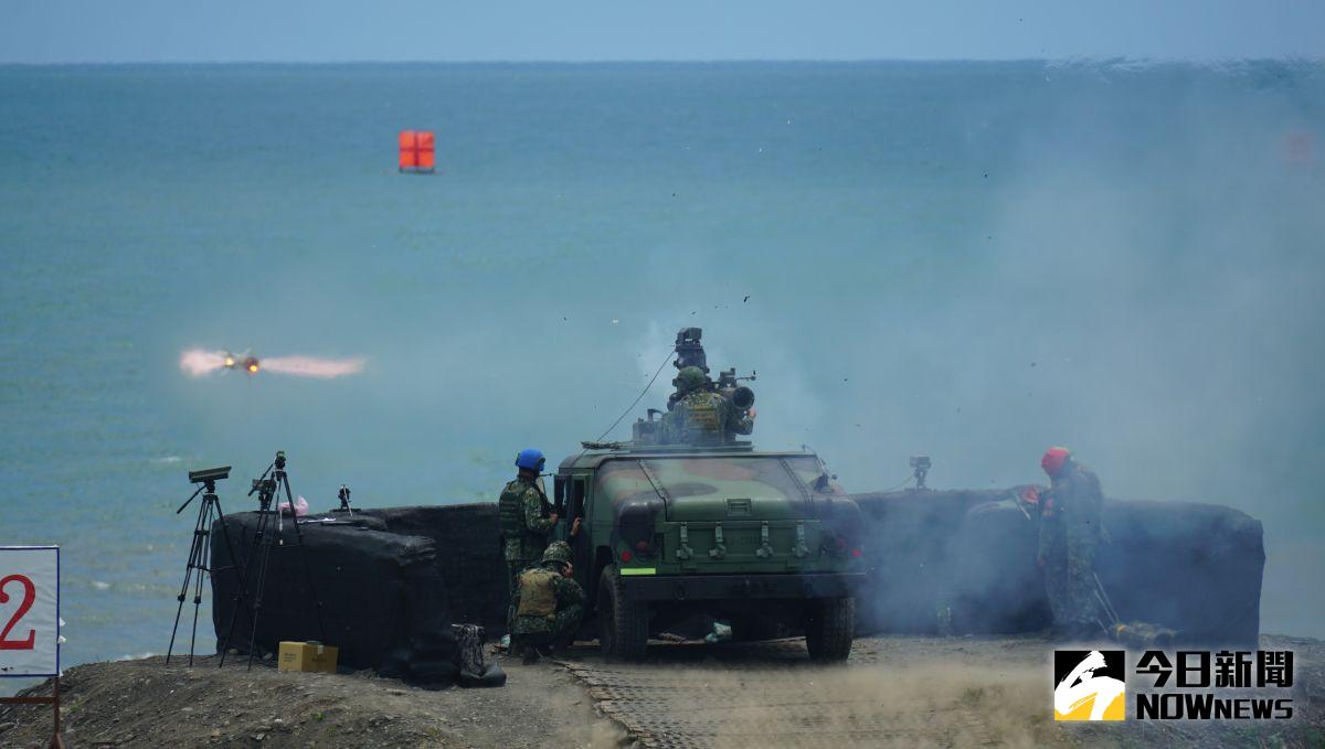 ▲陸軍桃園平鎮雙連坡營區，今（10）日傳出士官遭子彈炸傷意外。圖為陸軍天馬操演。（示意圖，於文中所提場景無關／記者呂炯昌攝）