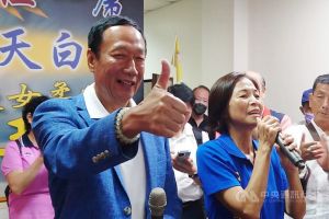 重回江湖第1站！郭台銘回台南為王家貞站台：盼支持我改變台灣
