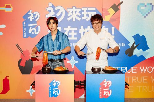 ▲一日店長婁峻碩與韓籍五星主廚孫榮，大秀初瓦剪泡菜桌邊秀。（圖／王品集團提供）