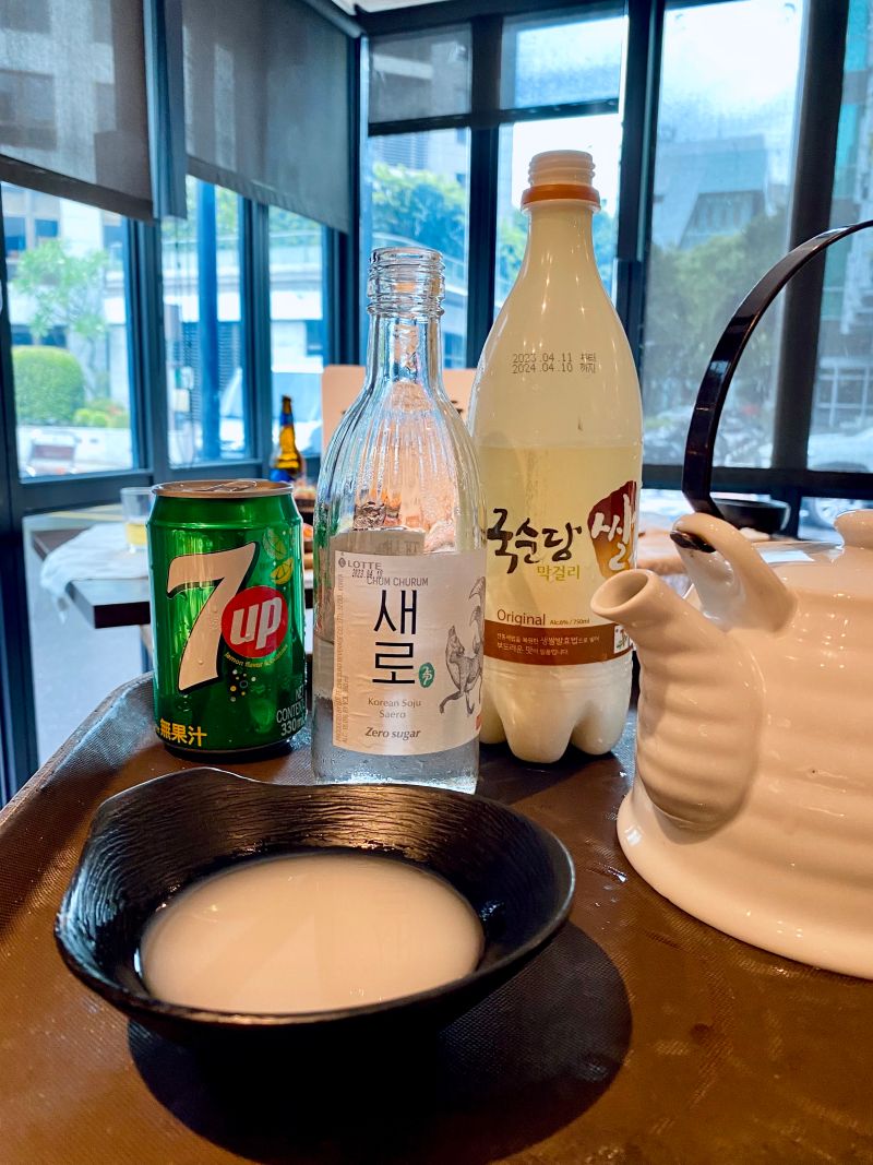 ▲金守貞主廚秀出道地特調,初飲初樂零糖燒酒加上瑪格麗和七喜,混成甜甜碳酸飲品。(圖/記者蕭涵云攝)