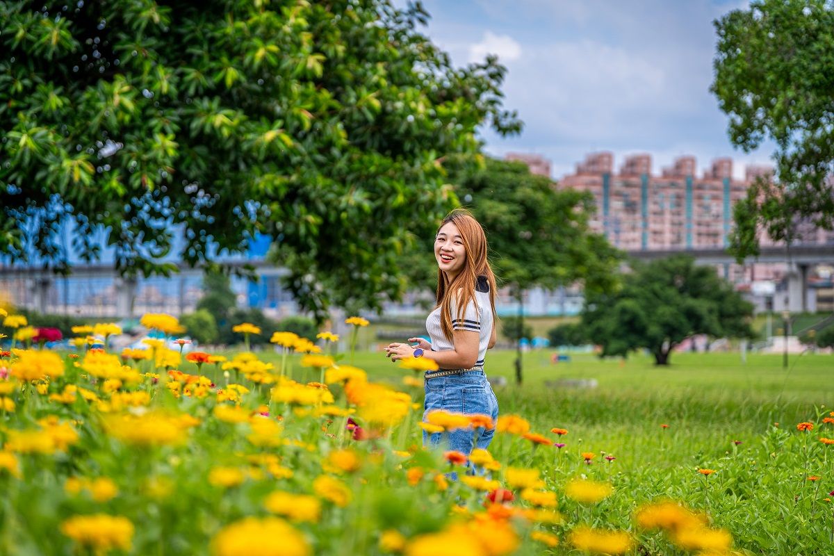 ▲新北大都會公園浪漫花海盛開，相約好友來踏青留下珍貴的紀錄。（圖 ／新北市政府高灘地工程管理處提供）