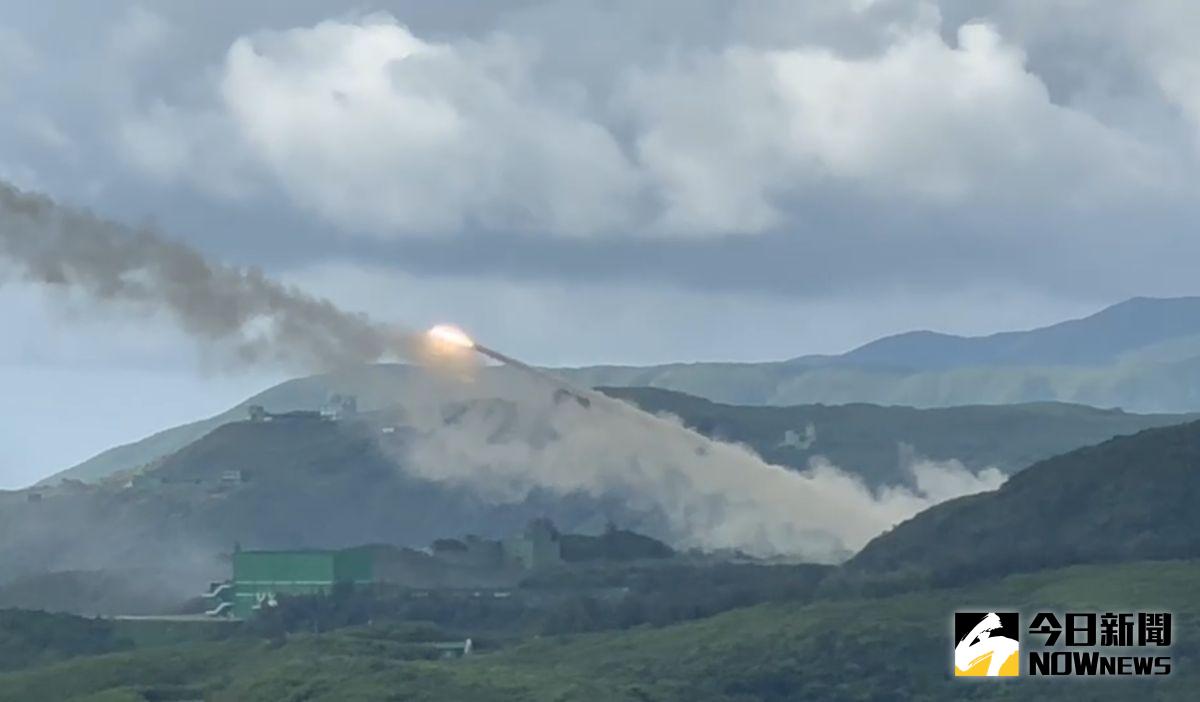 ▲九鵬基地「雷霆2000」操演，上百枚火箭彈劃破天際。(圖／記者莊全成攝，2023.07.03)