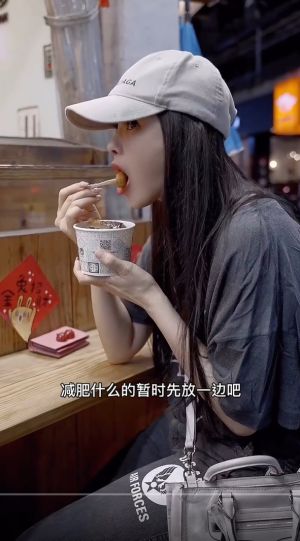 ▲伊能靜一連吃了好幾樣美食。(圖/翻攝自伊能靜微博) ▲伊能靜一連吃了好幾樣美食。(圖/翻攝自伊能靜微博)