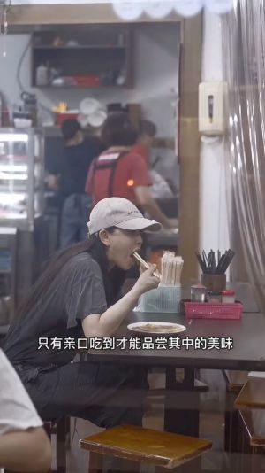 ▲▼伊能靜一連吃了好幾樣美食。(圖/翻攝自伊能靜微博) ▲▼伊能靜一連吃了好幾樣美食。(圖/翻攝自伊能靜微博)