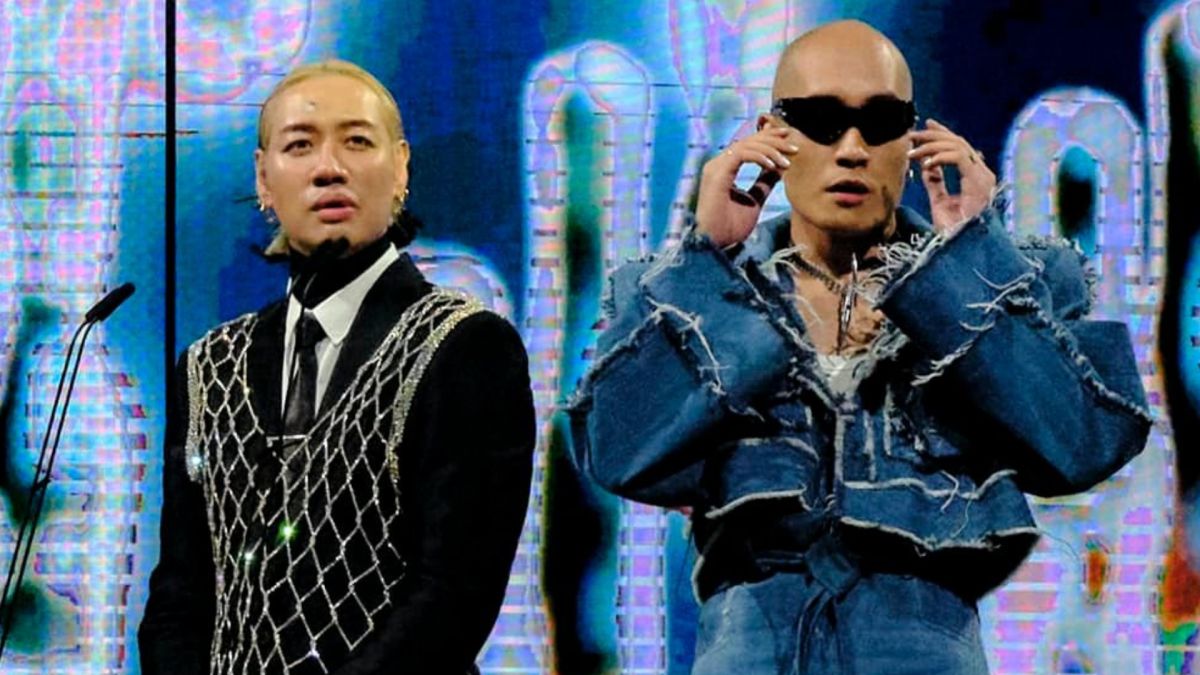 ▲黃宣（右）與陳星翰擔任金曲獎頒獎人也出包，因為太激動才不小心把評審委員簽名唸出來，事後黃宣發文道歉，承諾會虛心檢討。（圖／黃宣FB）