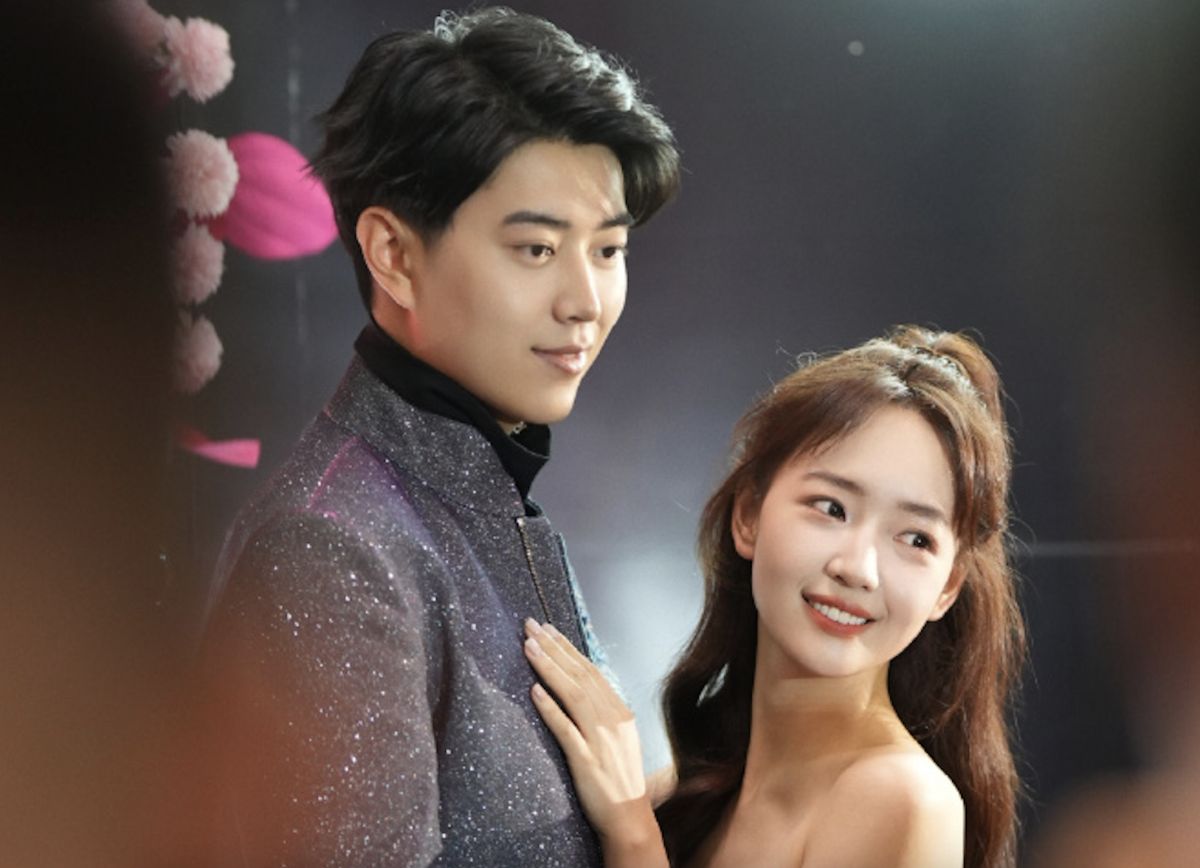 ▲秦牛正威（右）和大1歲演員孔語浩訂婚，2人今年初才認愛，戀情官宣不到半年就修成正果。（圖／翻攝自秦牛正威微博）