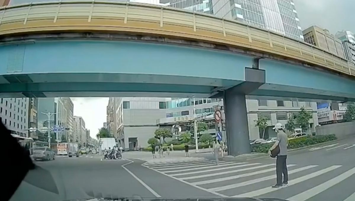 ▲日前有駕駛遇到行人故意在斑馬線停滯不前的狀況，引發討論。（圖/記者爆料網）