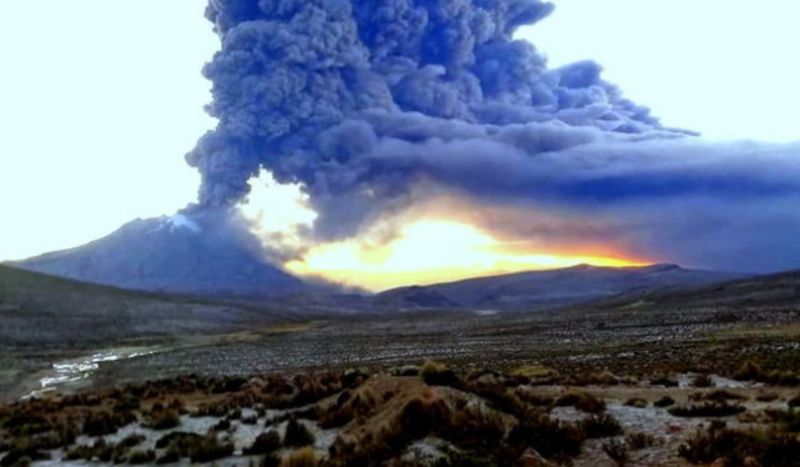 ▲秘魯最活躍火山烏維納斯（Ubinas）連日噴出火山灰，總理奧塔羅拉（Alberto Otarola）宣布南部莫克瓜（Moquegua）火山周遭地區進入緊急狀態。（圖／翻攝自larepublica.pe）
