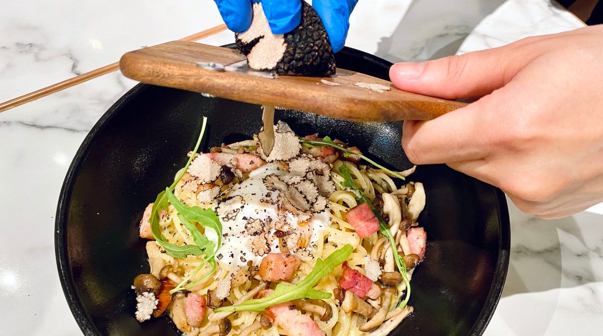 ▲盤點2023黑松露季「9家平價餐廳」，從牛排、義大利麵、湯咖哩、豬排都有桌邊現刨松露雪，誘人香氣直竄入鼻，平實價格就能大啖黑松露美味。（圖／記者蕭涵云攝）