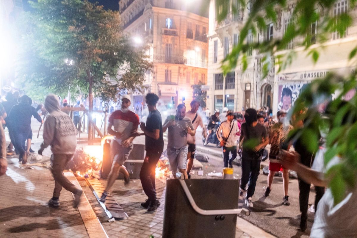 ▲法國非裔青少年遭員警射殺事件引發巴黎地區持續多日的暴動，造成公共交通系統約2000萬歐元的損失。（圖／美聯社／達志影像）