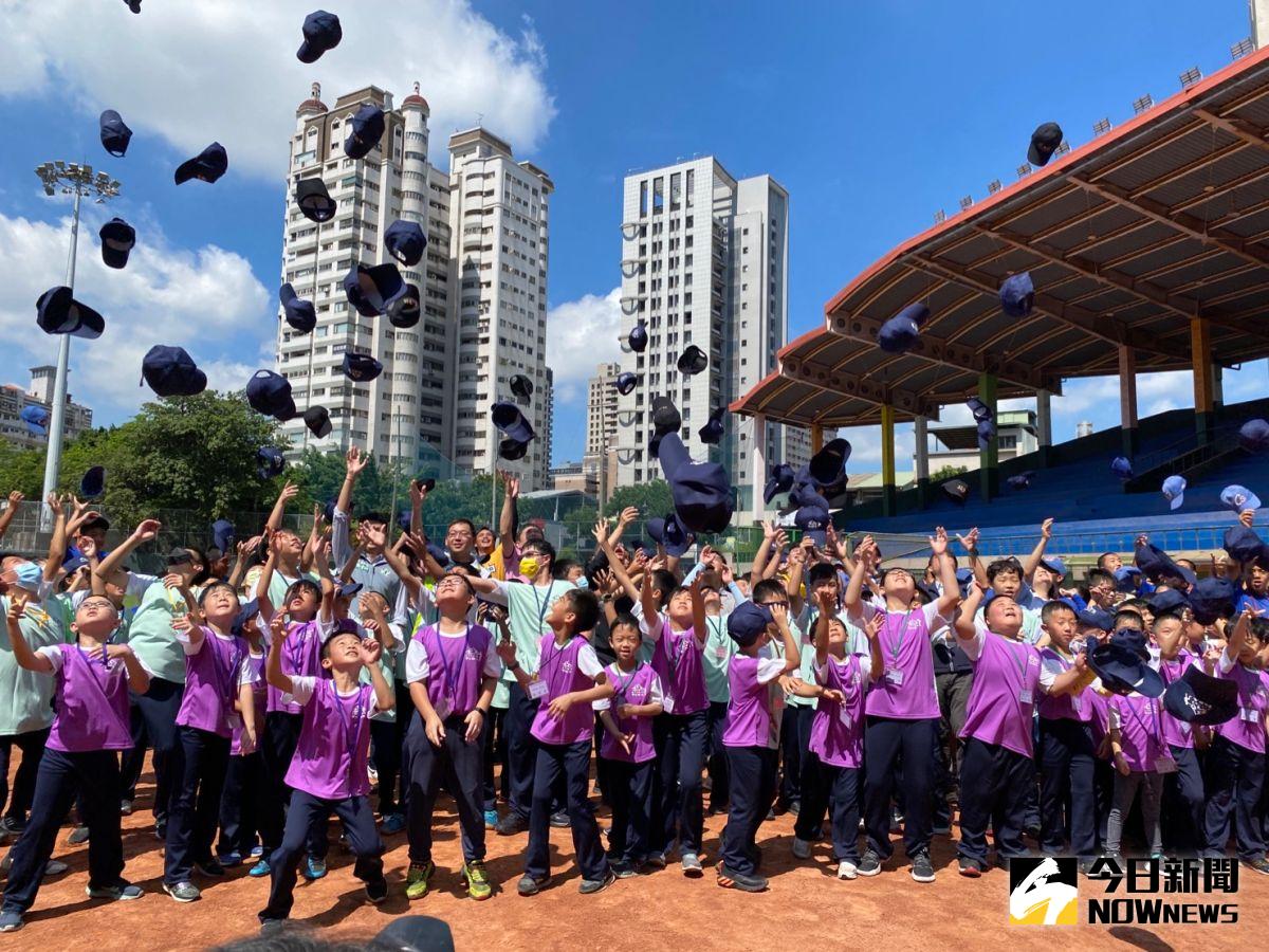▲睽違3年陽光棒球夏令營復辦，今天在萬壽棒球場開幕，多位職棒球星亮相，小朋友興奮不已。（圖／記者金武鳳攝，2023.7.4)