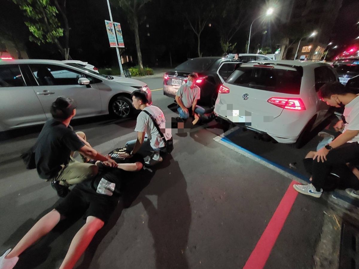 ▲高雄市陳姓男子向人借百萬投資娃娃機無力還款遭拘禁，今天凌晨在家屬配合下，前往陳男遭拘禁場所救人，並當場逮捕3名犯嫌。（圖／記者郭凱杰翻攝）