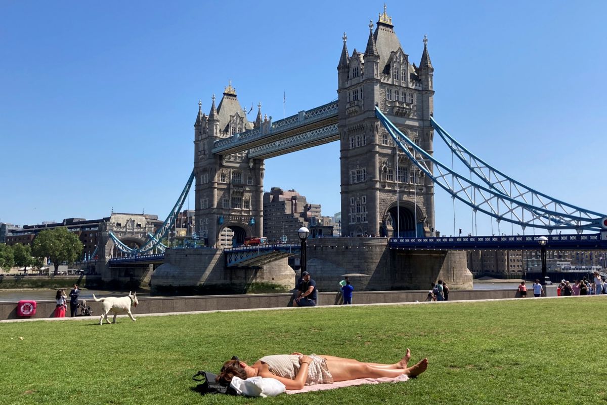 ▲英國氣象局（British Meteorological Office）表示，國內今年6月在平均溫度和平均最高溫度兩方面，都創下歷來最熱6月的紀錄。（圖／美聯社／達志影像）