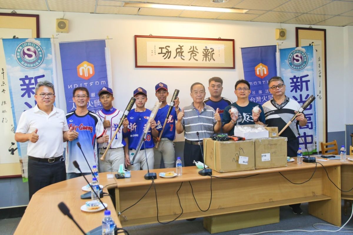 ▲彭政閔帶頭做公益！火星人運動發展協會捐贈球具給高雄新光高中。（圖／火星人運動發展協會提供）