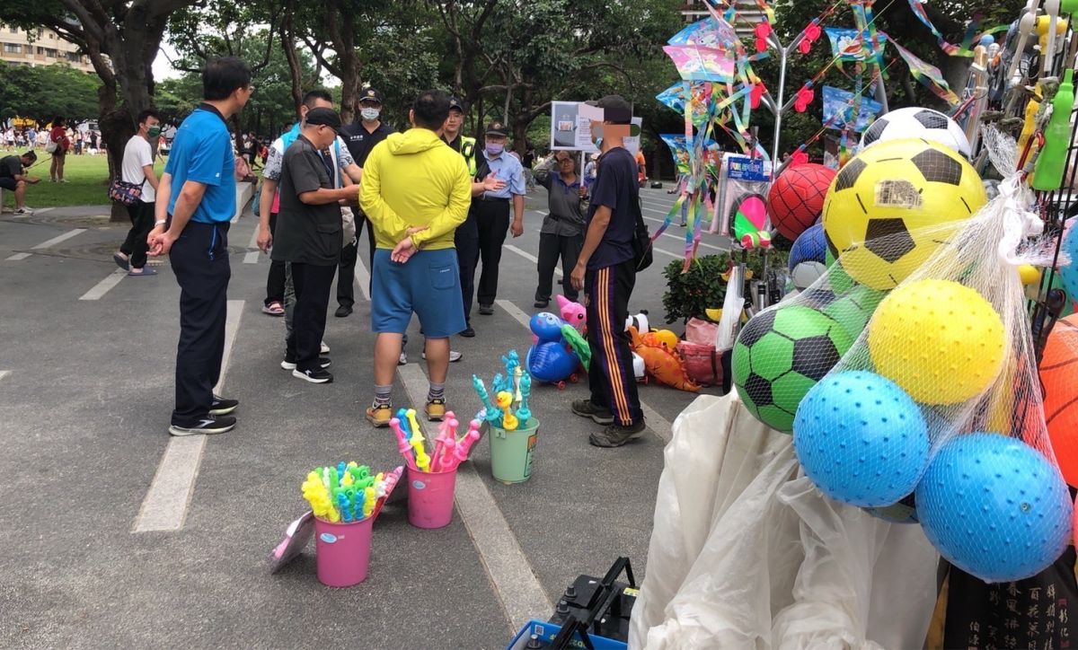 ▲「市民廣場」攤販違規招攬生意產生亂象(圖／建設局提供2023.7.4)