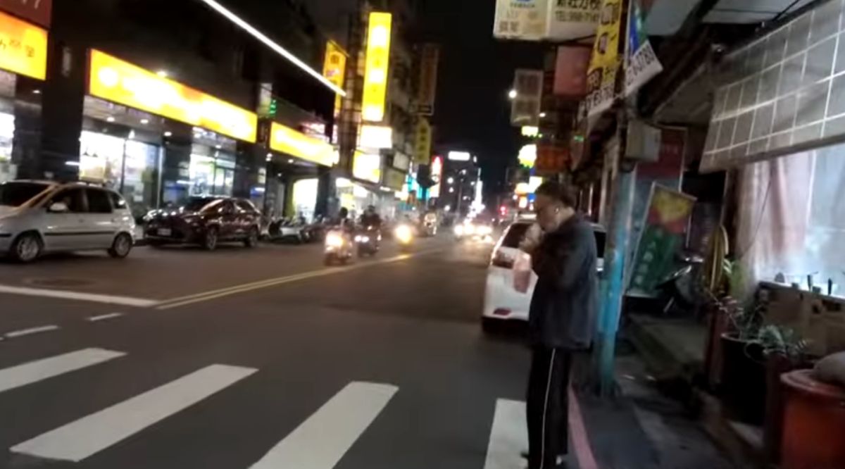 ▲日前就有民眾遇到「行人站斑馬線上吃東西」的兩難情境，影片曝光也掀起討論。（圖／YT＠Wowtchout - 地圖型行車紀錄器分享平台）