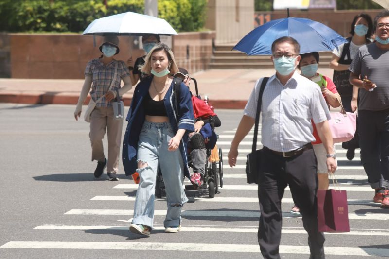 ▲未來幾天到週末，台灣各地的高溫都在攝氏36度以上，部分地區甚至持續會有攝氏37度以上的極端氣溫。（圖／記者葉政勳攝）