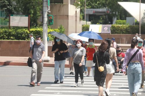 路上「1穿搭」看出是老人！年輕人集體認證　眾崩潰：根本哆啦A夢
